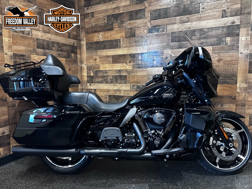 2025 Harley-Davidson Street Glide Ultra Vivid Black - Black Finish FLHXU
