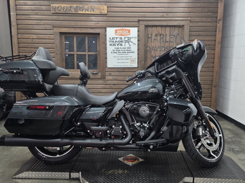 2025 Harley-Davidson® Street Glide™ Ultra IRN HRSE MT/BLK W/ PINSTRIP