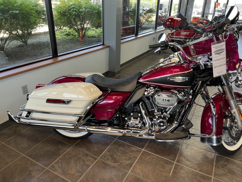 2023 Harley-Davidson® Electra Glide® Highway King HI-FI Magenta/Birch White
