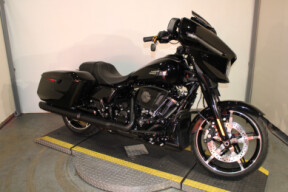 2025 Harley-Davidson Street Glide Grand American Touring FLHX thumb 2