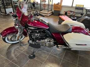2023 Harley-Davidson® Electra Glide® Highway King HI-FI Magenta/Birch White thumb 3