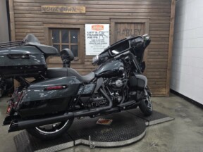 2025 Harley-Davidson® Street Glide™ Ultra IRN HRSE MT/BLK W/ PINSTRIP thumb 3
