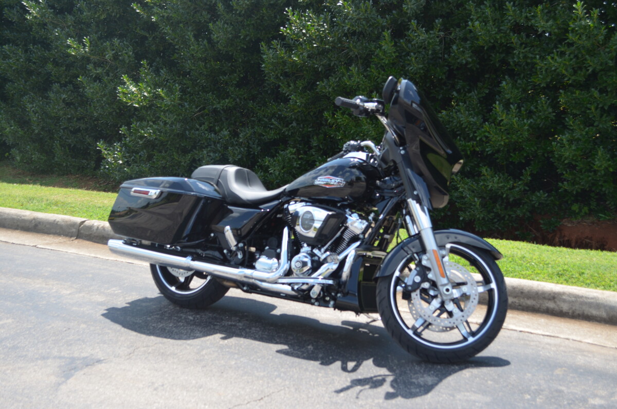 2025 Harley-Davidson Street Glide – Custom Touring Legend - Photo 2