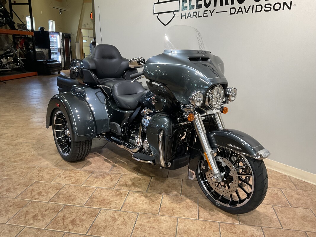 2025 Harley-Davidson Tri Glide Ultra Iron Horse Metallic FLHTCUTG - Photo 3