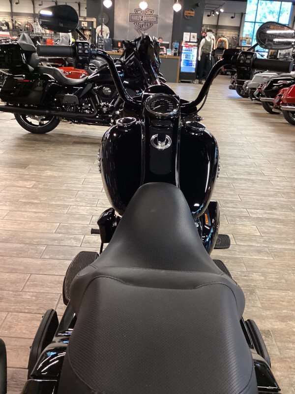 2024 Harley-Davidson Freewheeler VIVID BLACK W/ PINSTRIPE - Photo 8