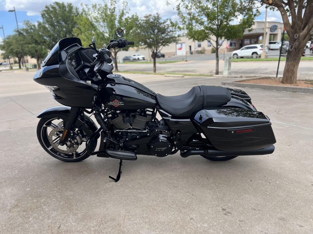 2025 Harley-Davidson Road Glide Midnight Firestorm - Black Finish - Photo 5