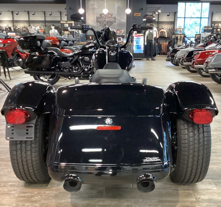 2024 Harley-Davidson Freewheeler VIVID BLACK W/ PINSTRIPE - Photo 4