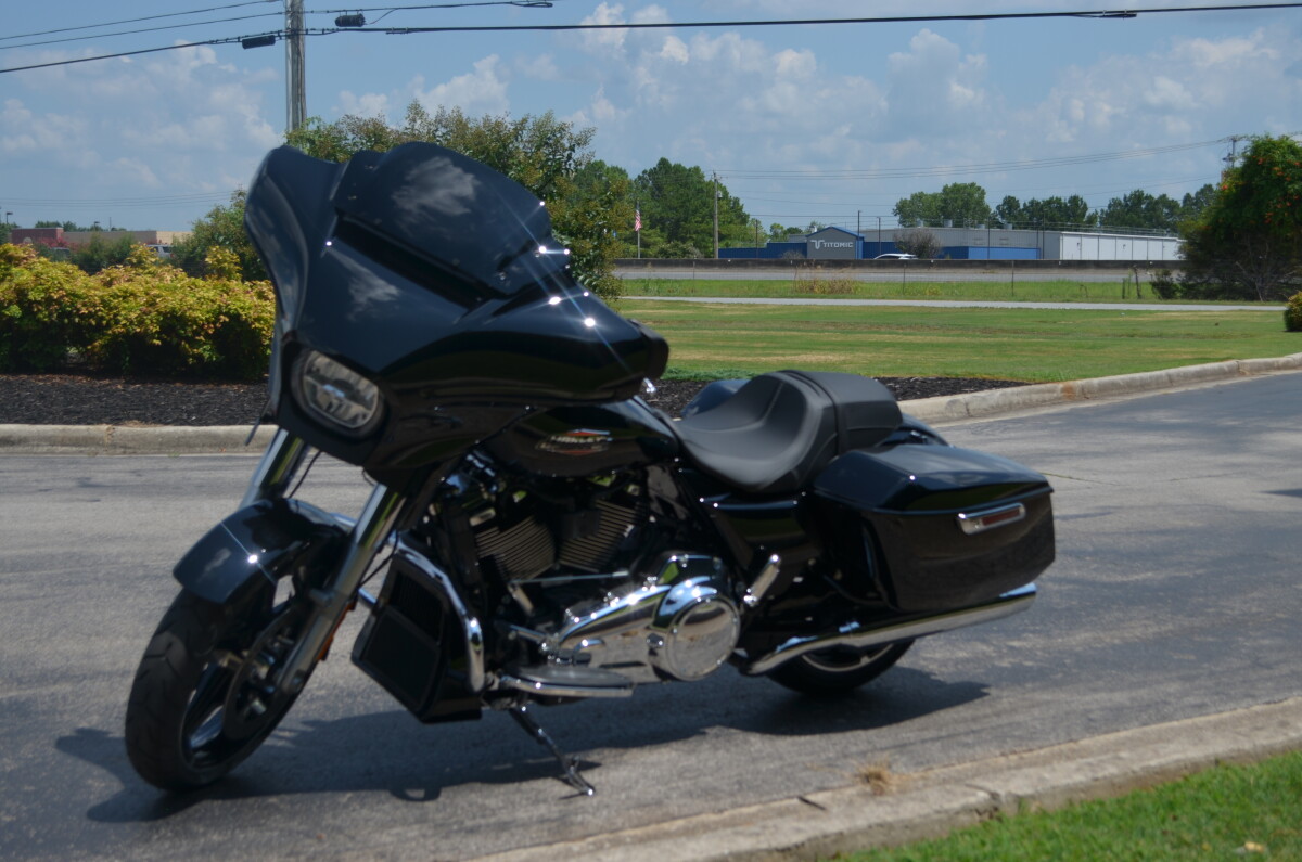 2025 Harley-Davidson Street Glide – Custom Touring Legend - Photo 4