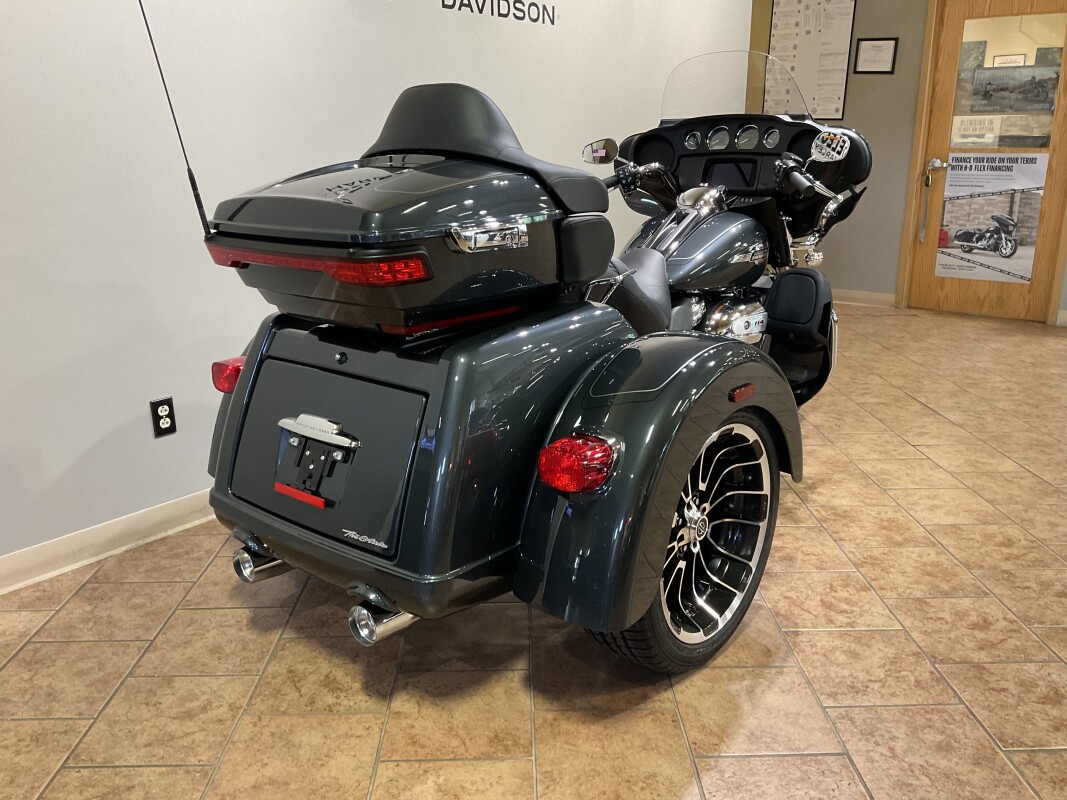 2025 Harley-Davidson Tri Glide Ultra Iron Horse Metallic FLHTCUTG - Photo 4