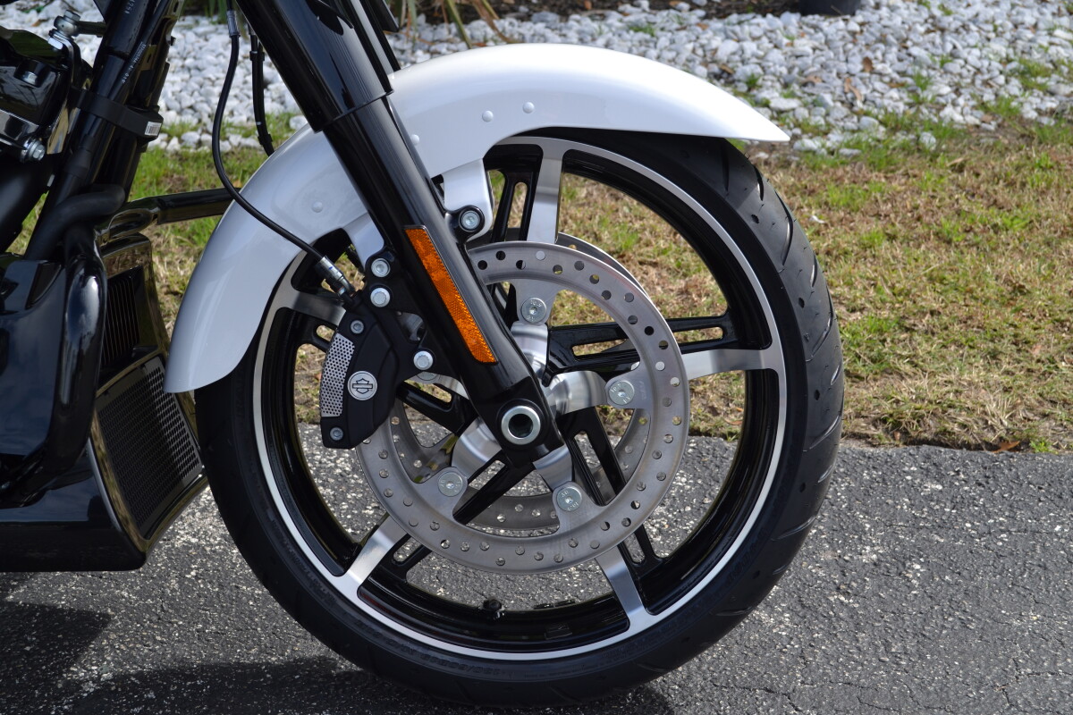 2025 Harley-Davidson Street Glide White Onyx Pearl - FLHX - Photo 2