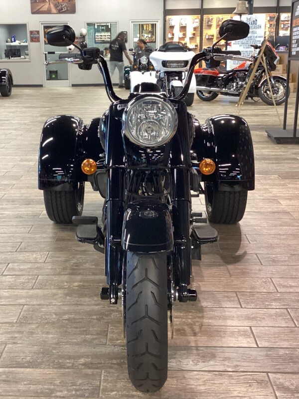 2024 Harley-Davidson Freewheeler VIVID BLACK W/ PINSTRIPE - Photo 6