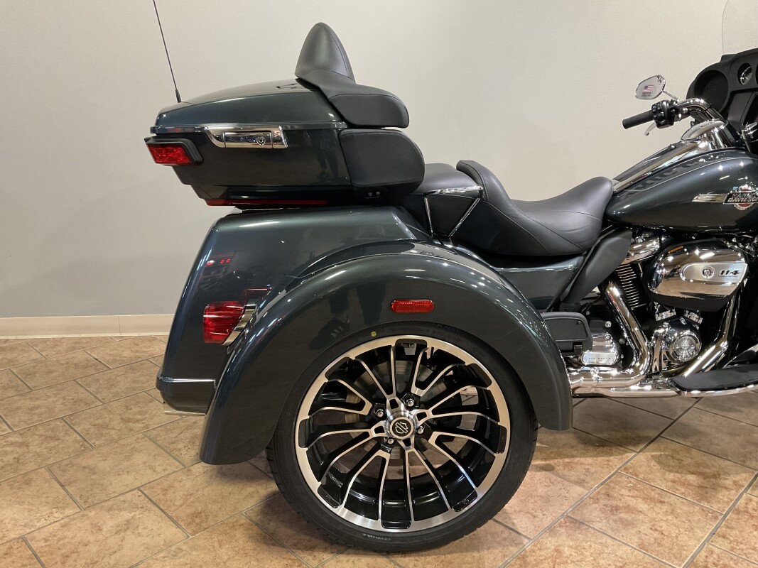 2025 Harley-Davidson Tri Glide Ultra Iron Horse Metallic FLHTCUTG - Photo 5