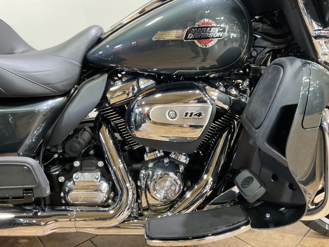 2025 Harley-Davidson Tri Glide Ultra Iron Horse Metallic FLHTCUTG - Photo 2