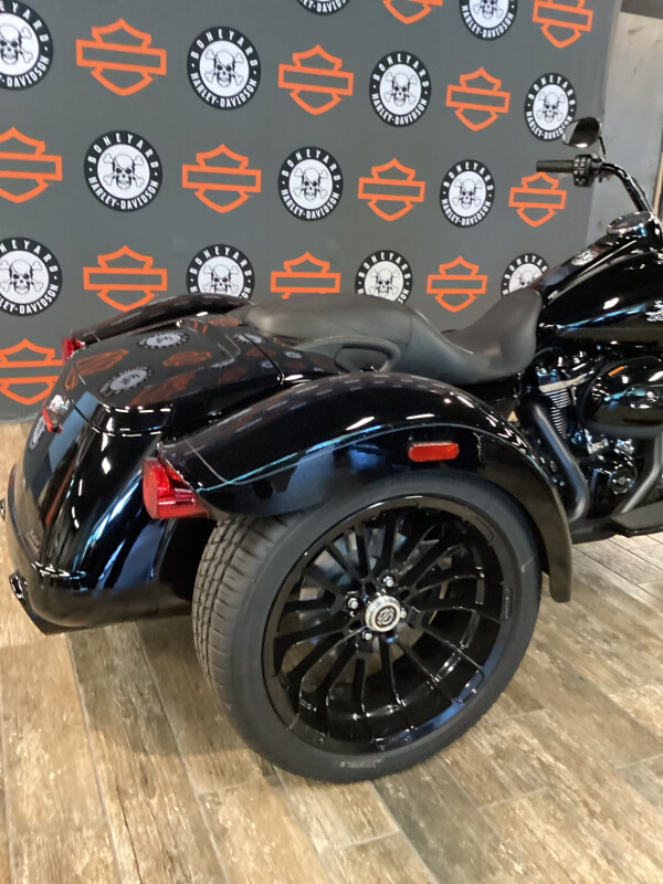 2024 Harley-Davidson Freewheeler VIVID BLACK W/ PINSTRIPE - Photo 3