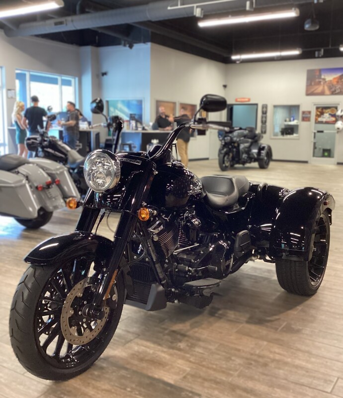 2024 Harley-Davidson Freewheeler VIVID BLACK W/ PINSTRIPE - Photo 7