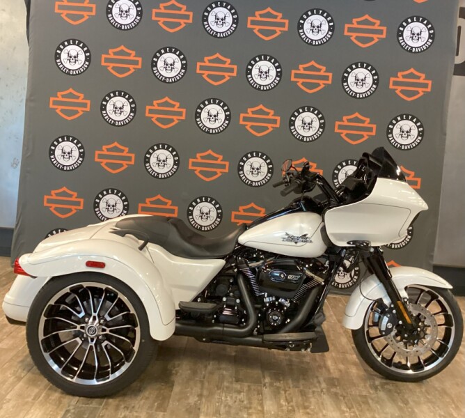 2025 Harley-Davidson<sup>®</sup> Road Glide<sup>®</sup> 3 WHITE ONYX PRL W/ PINSTRIPE