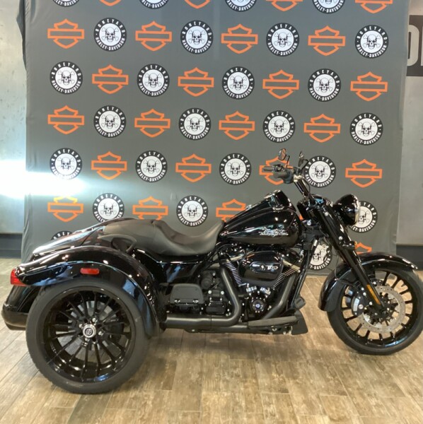 2024 Harley-Davidson<sup>®</sup> Freewheeler<sup>®</sup> VIVID BLACK W/ PINSTRIPE
