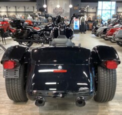 2024 Harley-Davidson<sup>®</sup> Freewheeler<sup>®</sup> VIVID BLACK W/ PINSTRIPE thumb 1