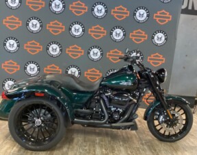 2024 Harley-Davidson<sup>®</sup> Freewheeler<sup>®</sup> ALPINE GRN/BLK W/ PINSTRIPE thumb 3