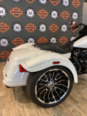 2025 Harley-Davidson<sup>®</sup> Road Glide<sup>®</sup> 3 WHITE ONYX PRL W/ PINSTRIPE thumb 3