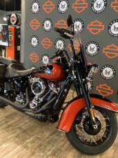 2025 Harley-Davidson<sup>®</sup> Heritage Classic WHISKY FIRE/BLK W/ PINSTRIP thumb 1