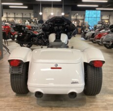2025 Harley-Davidson<sup>®</sup> Road Glide<sup>®</sup> 3 WHITE ONYX PRL W/ PINSTRIPE thumb 2