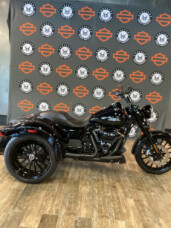 2024 Harley-Davidson<sup>®</sup> Freewheeler<sup>®</sup> VIVID BLACK W/ PINSTRIPE thumb 3