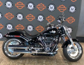2024 Harley-Davidson<sup>®</sup> Fat Boy<sup>®</sup> 114 VIVID BLACK W/ PINSTRIPE thumb 3