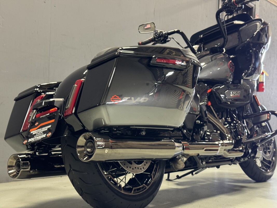 FLTRXSE 2025 CVO Road Glide - Photo 8
