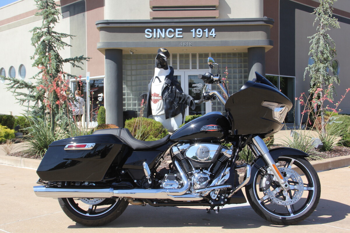 2025 Harley-Davidson Road Glide Vivid Black - Photo 2