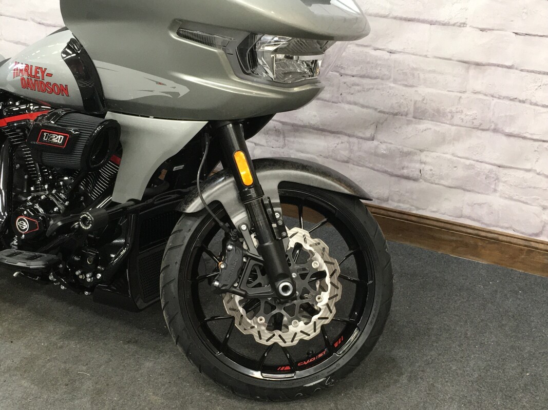 2025 Harley-Davidson CVO Road Glide ST Mercury Silver FLTRXSTSE - Photo 4