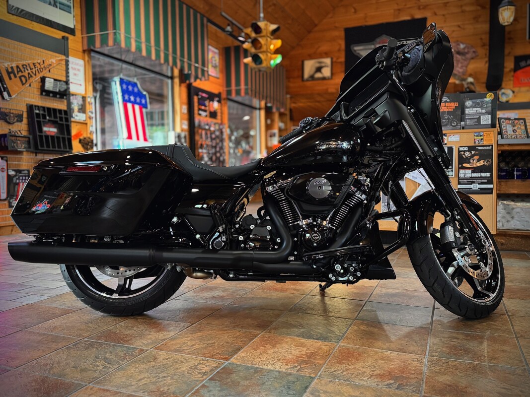 2025 Harley-Davidson Street Glide Vivid Black - Black Finish
