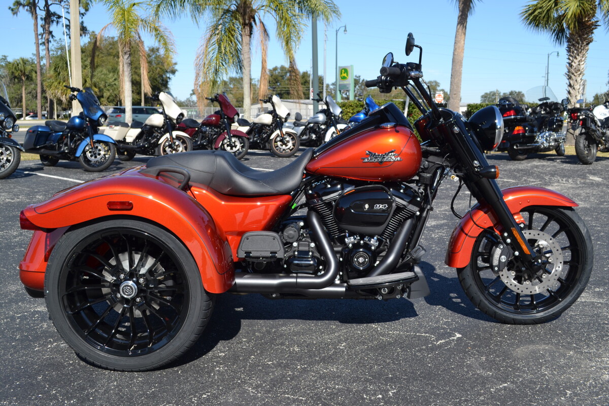 2025 Harley-Davidson Freewheeler Whiskey Fire - FLRT