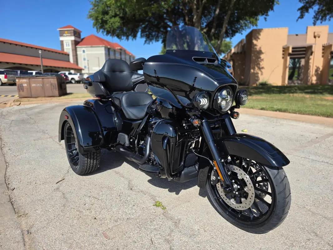 2025 Harley-Davidson Tri Glide Ultra - Photo 2