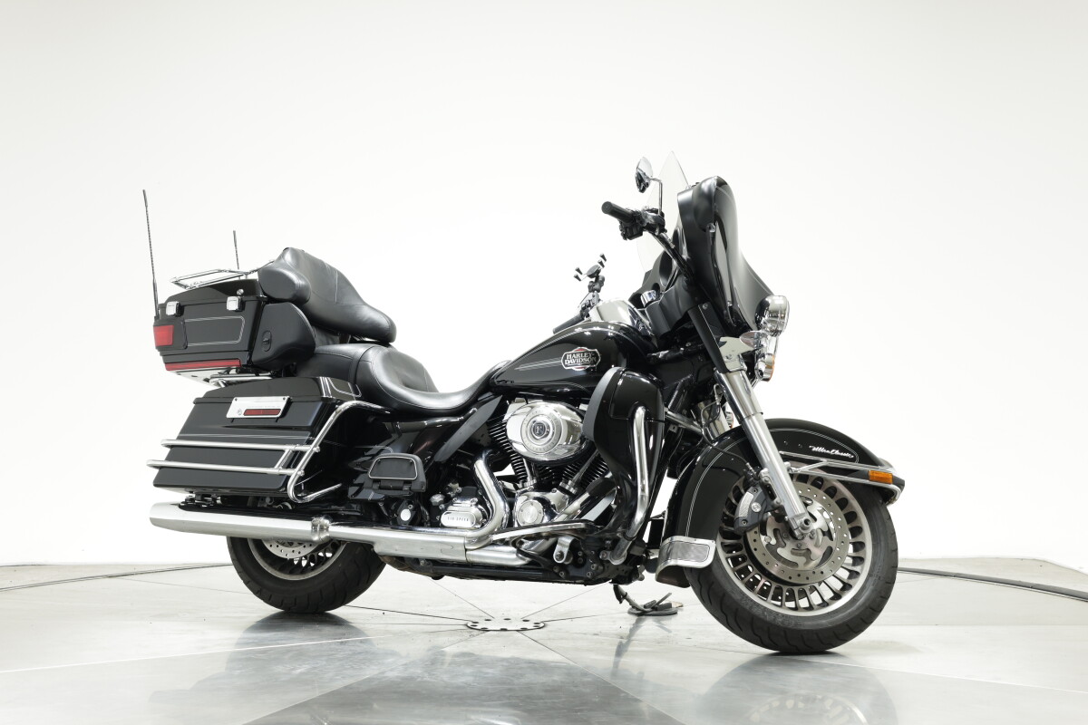 2010 Harley-Davidson FLHTCU Ultra Classic in Vivid Black with 30,785 miles - Photo 4