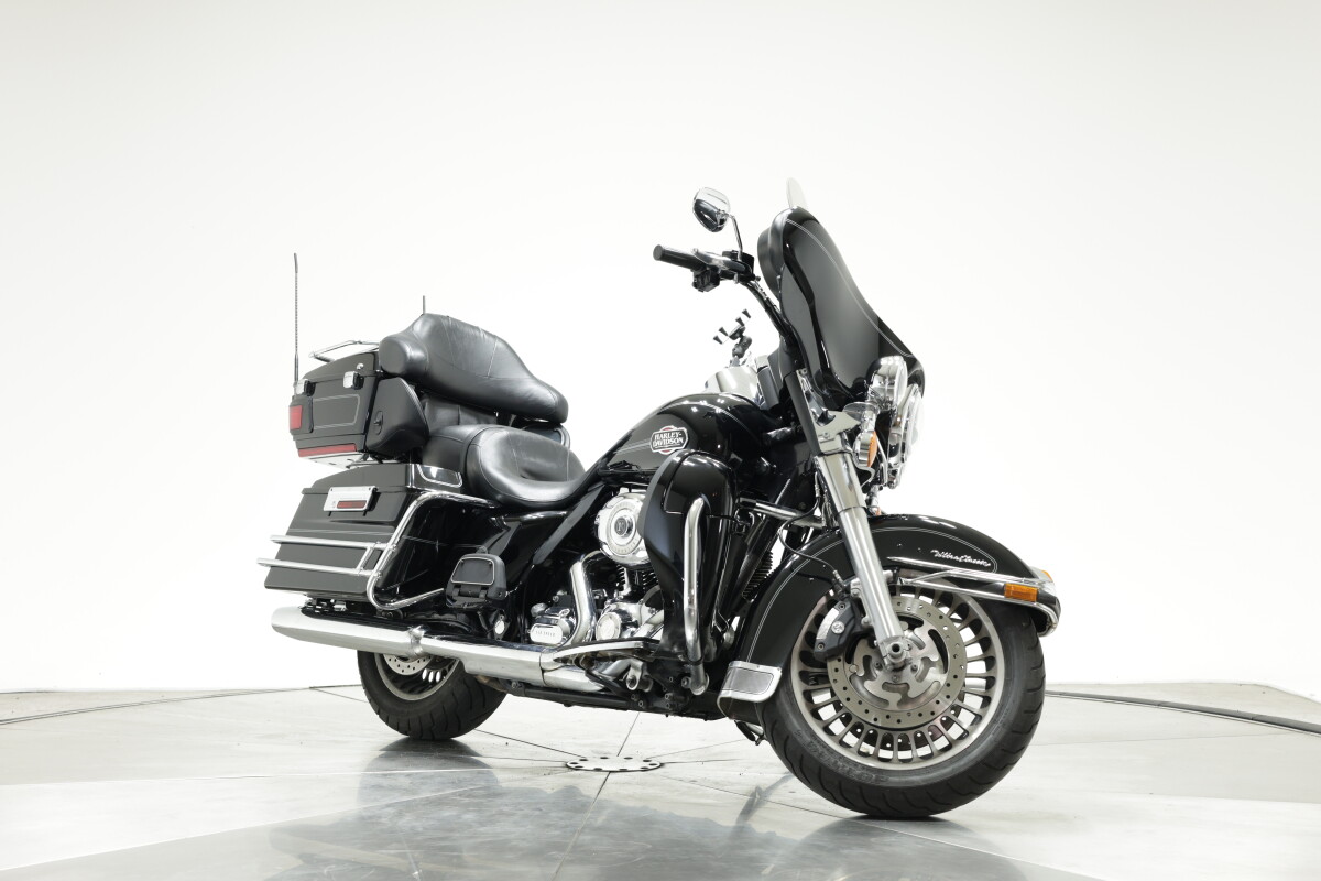 2010 Harley-Davidson FLHTCU Ultra Classic in Vivid Black with 30,785 miles - Photo 5
