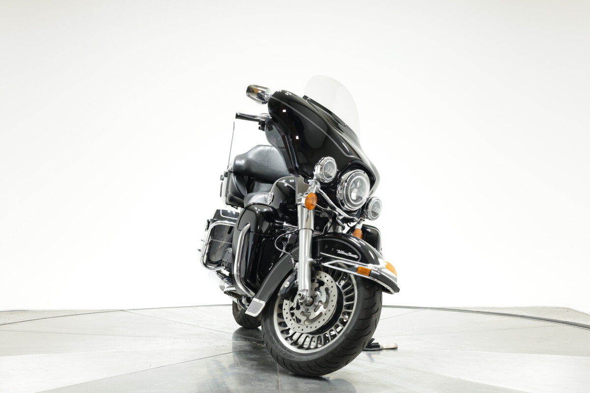 2010 Harley-Davidson FLHTCU Ultra Classic in Vivid Black with 30,785 miles - Photo 7