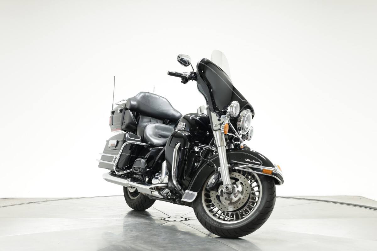 2010 Harley-Davidson FLHTCU Ultra Classic in Vivid Black with 30,785 miles - Photo 6