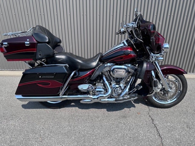 2013 Harley-Davidson® CVO™ Ultra Classic® Electra Glide® 110th Anniversary Edition Typhoon Maroon & 