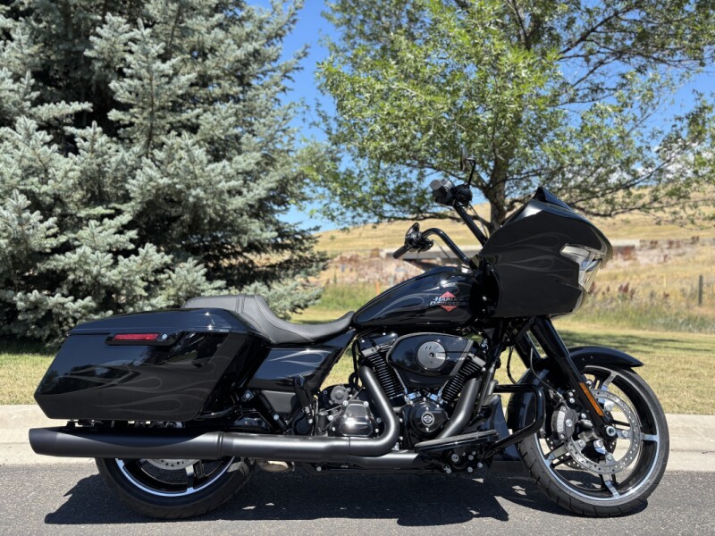 2025 Harley-Davidson® Road Glide® Midnight Firestorm - Black Finish