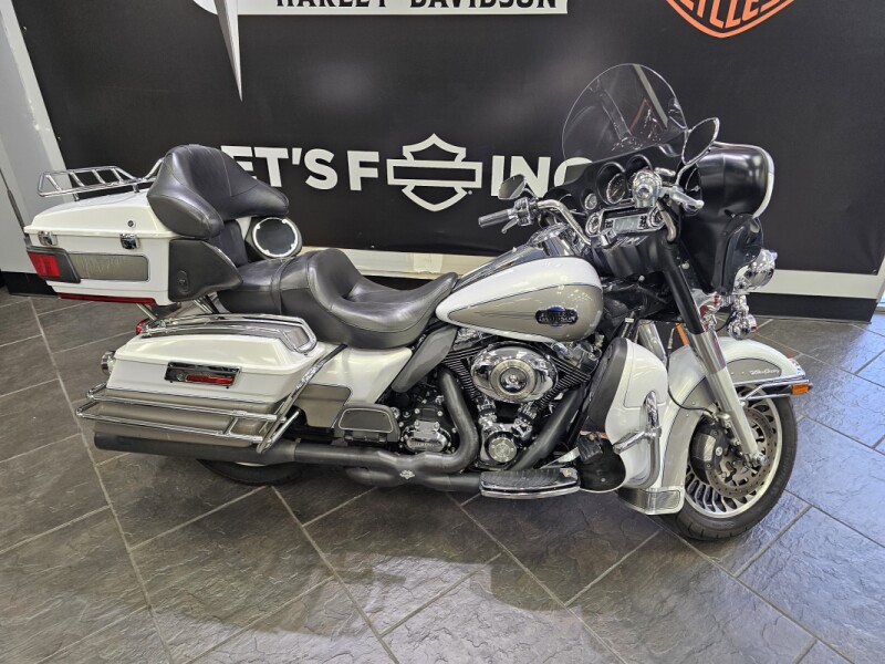 2009 Harley-Davidson® Electra Glide® Ultra Classic® Two-Tone White Gold Pearl/Pewter Pearl