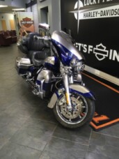 2017 Harley-Davidson® CVO™ Limited Palladium Silver/Phantom Blue with Wicked Sapphire including Mirr thumb 2