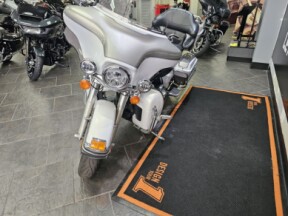 2009 Harley-Davidson® Electra Glide® Ultra Classic® Two-Tone White Gold Pearl/Pewter Pearl thumb 0
