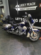 2017 Harley-Davidson® CVO™ Limited Palladium Silver/Phantom Blue with Wicked Sapphire including Mirr thumb 3