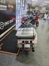2009 Harley-Davidson® Electra Glide® Ultra Classic® Two-Tone White Gold Pearl/Pewter Pearl thumb 3