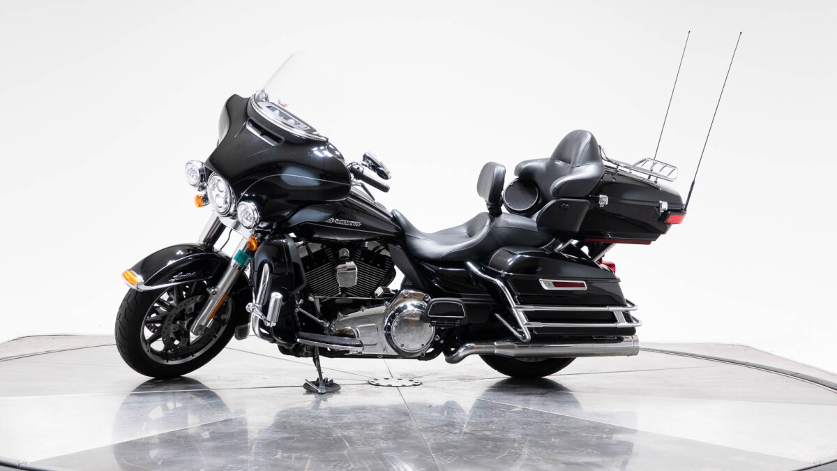 2015 HARLEY-DAVIDSON FLHTK Ultra Limited in Vivid Black with 19297 miles - Photo 10