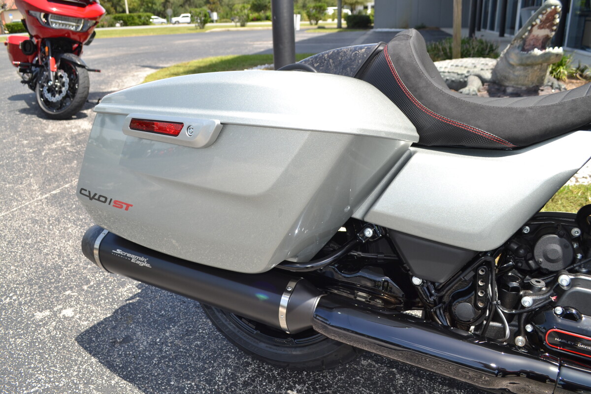 FLTRXSTSE 2025 CVO Road Glide ST - Photo 7