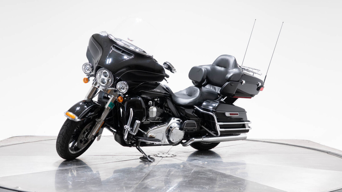 2015 HARLEY-DAVIDSON FLHTK Ultra Limited in Vivid Black with 19297 miles - Photo 9