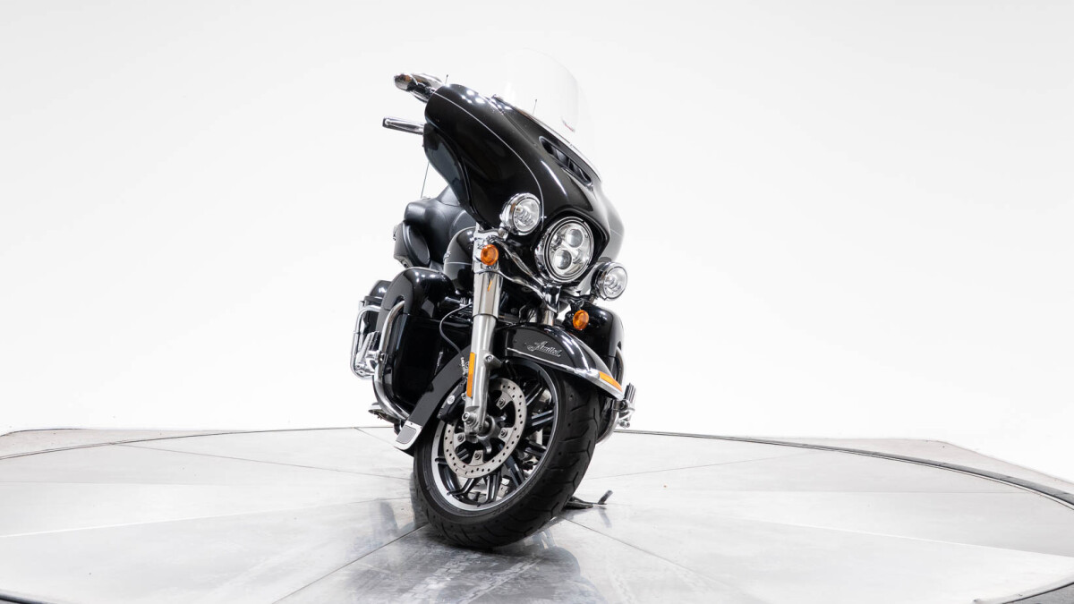 2015 HARLEY-DAVIDSON FLHTK Ultra Limited in Vivid Black with 19297 miles - Photo 6