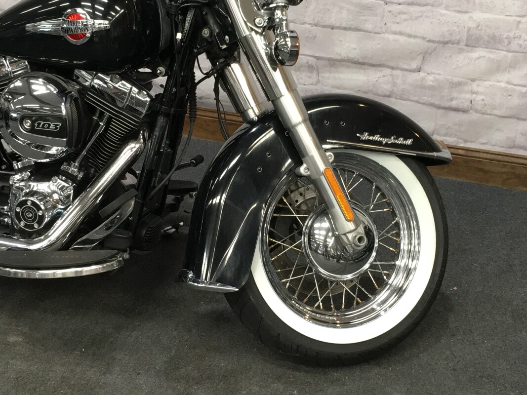 2017 Harley-Davidson Heritage Softail Classic Vivid Black FLSTC - Photo 4